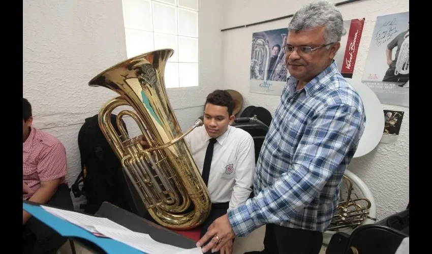 El maestro José Berdiales sigue motivando a los nuevos músicos de nuestro país.  