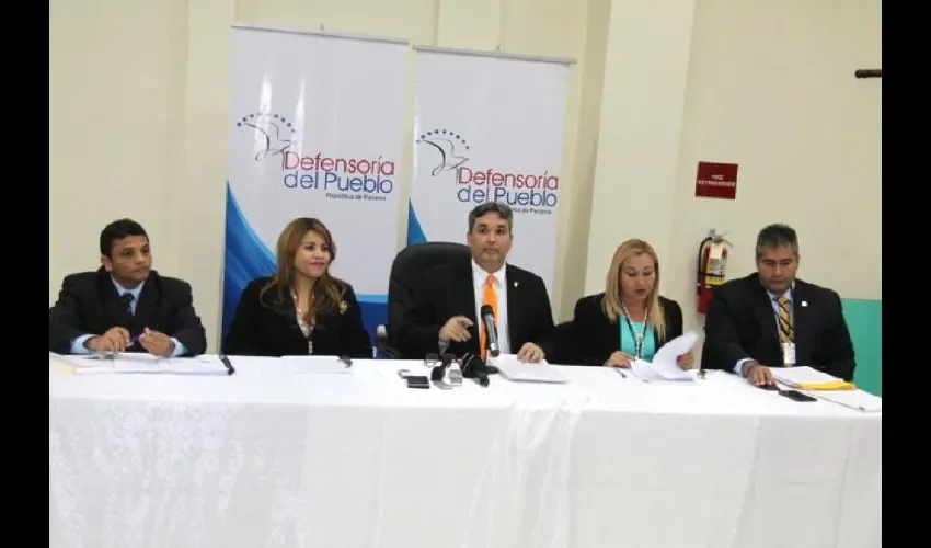 Castillero Hoyos, en compañía de su equipo de trabajo.  FOTO: CORTESÍA