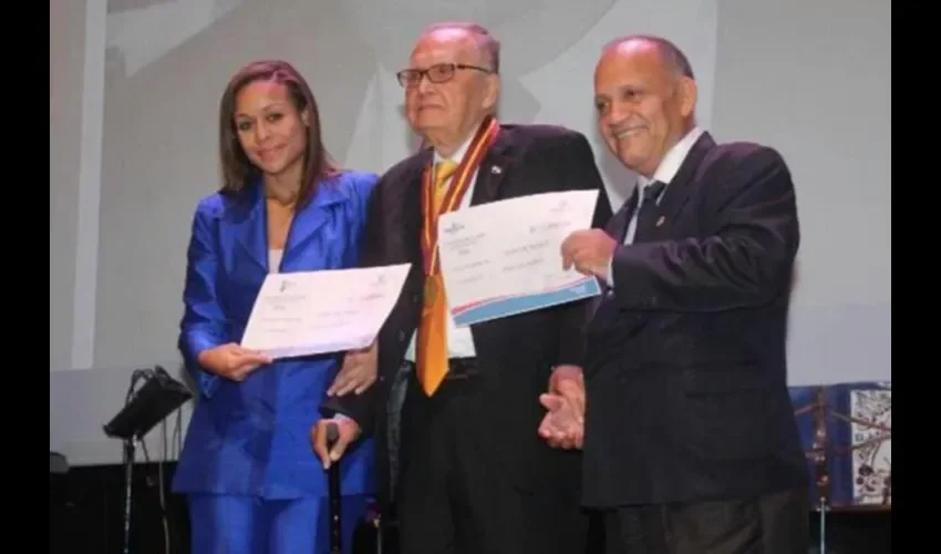 Janelle Davidson. Por parte de la directora del Inac, supimos que se disculpó y que además le ha hecho la promesa a María Pía Zubieta y a su abuelo de ayudarlo para que reciba como debe ser sus respectivos premios por todo lo que le ha dado al país. 