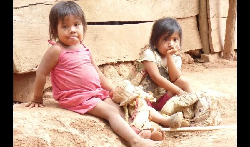 Solo con poder tener una muñeca vieja son felices.