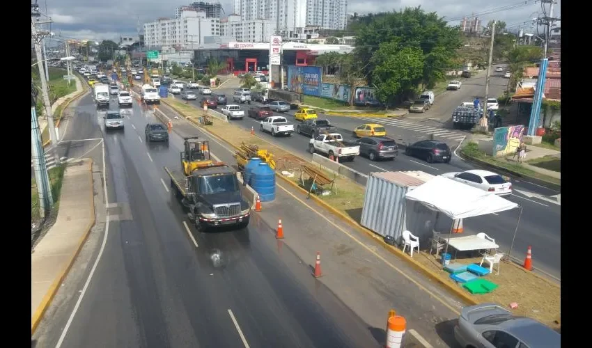 Para agilizar el tráfico, la ATTT tiene inspectores en distintos puntos de la  avenida Domingo Díaz. Fotos: Jesús Simmons