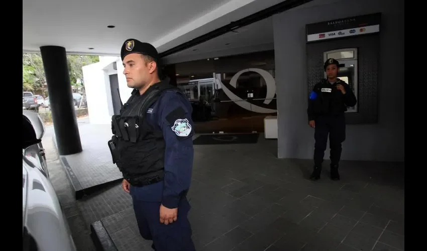 El Balboa Bank & Trust es custodiado por policías. Foto: EFE