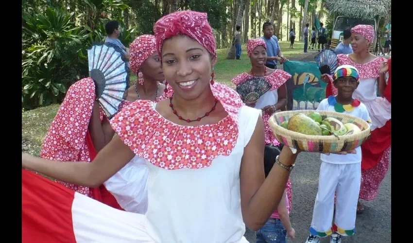 Las mujeres de la etnia negra siempre  se muestran  orgullosas de llevar su cabello con trenzas o con pañoletas.