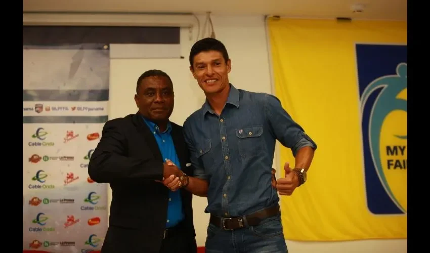 Jair Palacios (izq.), técnico del Plaza Amador, junto a Juan Sergio Guzmán, timonel del Árabe Unido. Anayansi Gamez