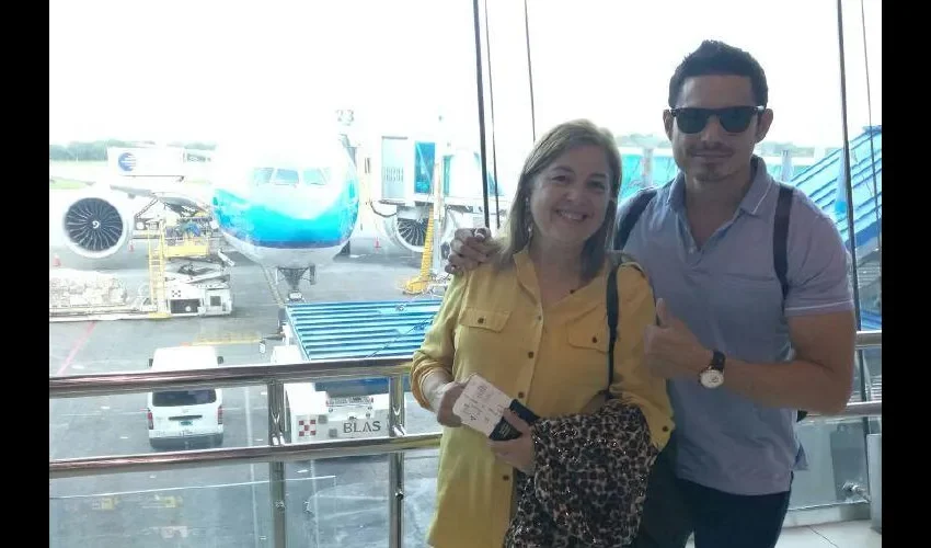 Tanto Robin como "La Fula", muy felices del viaje a su momento de la salida. Foto: Cortesía.