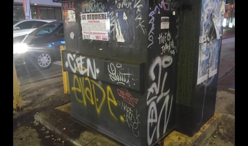 Ni los transformadores eléctricos se salvan de los aerosoles de los grafiteros que hay en la ciudad. 