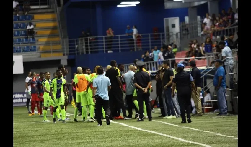 Árabe Unido y Plaza Amador protagonizaron un partido lleno de incidentes tanto dentro como fuera de la cancha, el pasado sábado en el Maracaná.