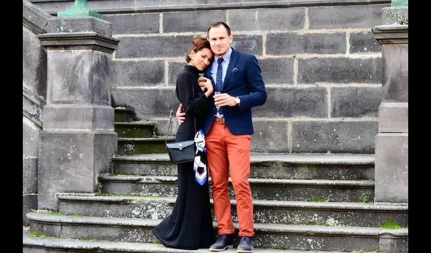 Si hay algo que no ha dejado de hacer durante todo este tiempo, además de dedicarse a su música, es viajar por diferentes lugares de Francia y otras partes de Europa, y es que su pareja siempre la apoya, pues esto la beneficia ayudándole a llevar sus canciones a otras ciudades para promover su carrera y su talento.