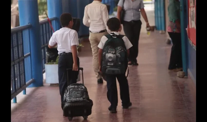 estudiantes en  Jornada Extendida en varios colegios y comida que les da el Ministerio de Educación.