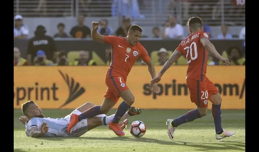 Alexis Sánchez (7) aseguró que Chile "ahora tiene que jugar al 120 por ciento". AP