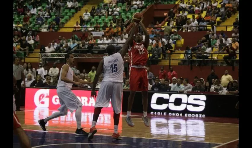 Ernesto Oglivie (rojo) jugará en el triangular. Archivo