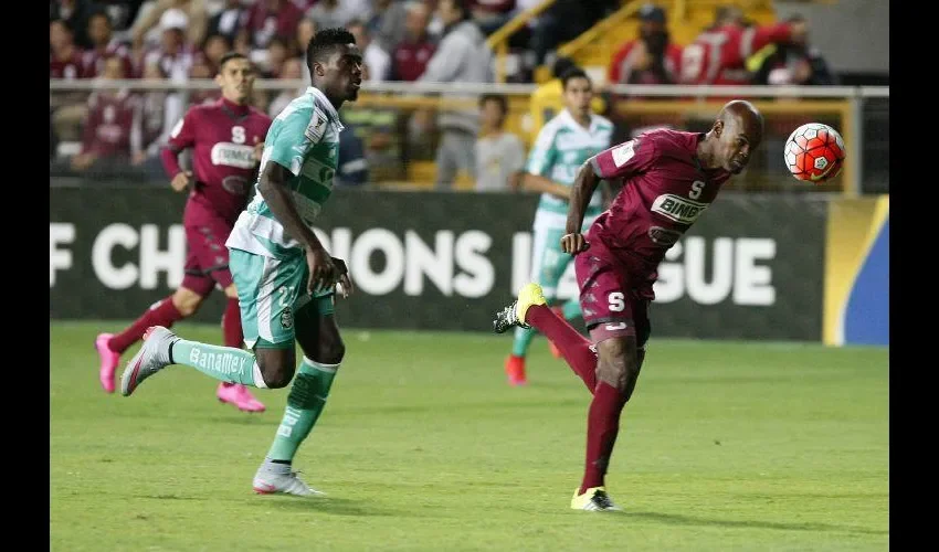 Adolfo Machado (dcha.) fue el mejor extranjero de los dos últimos torneos del fútbol tico.
