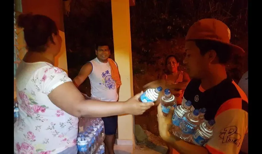 Les donaron agua embotellada. Raimundo Rivera