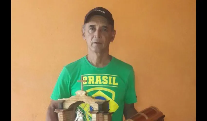 Don Pineda muestra algunas de sus creaciones "Made in Sona".
