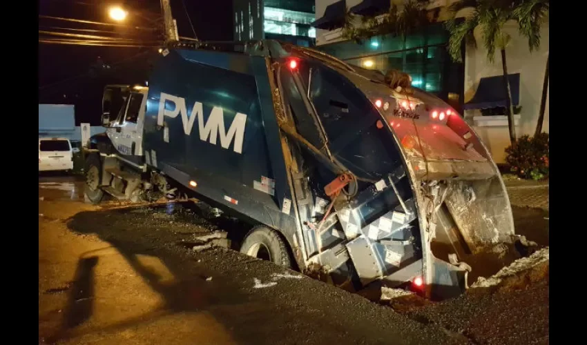 Camión se cae en El Cangrejo