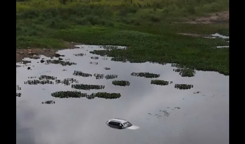 Carro hundido en el río Chagres   