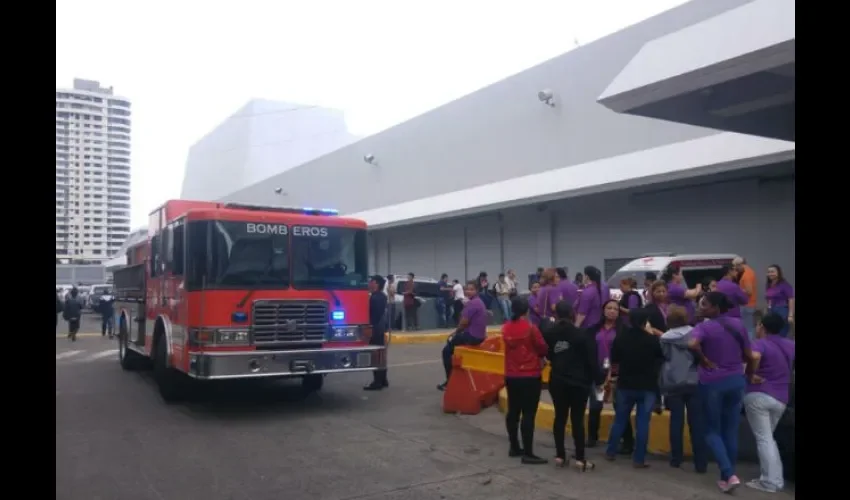 Bomberos desalojan Atlapa tras daño eléctrico 