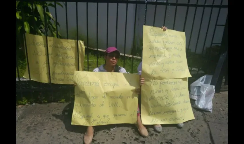 Candy Pamela se encadena en la Asamblea Nacional por proyecto de ley N°61 de salud sexual y reproductiva.