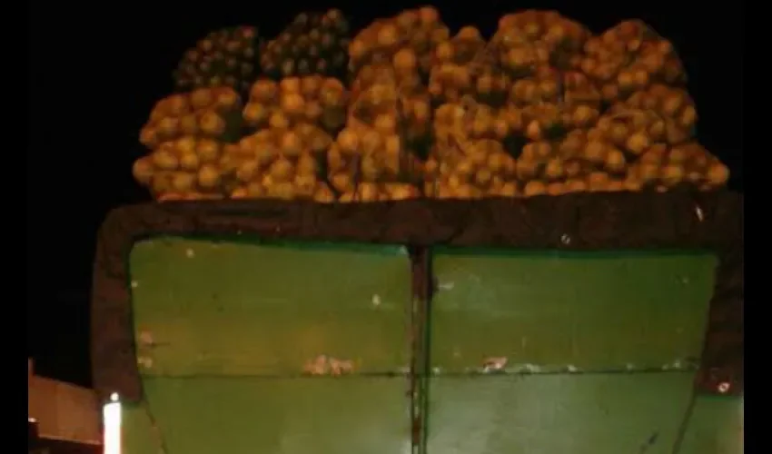 Camión con naranjas robadas.