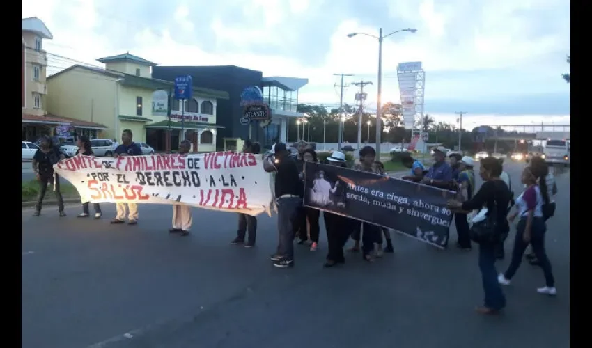 Afectados por dietilenglicol  protestan en Colón y Penonomé