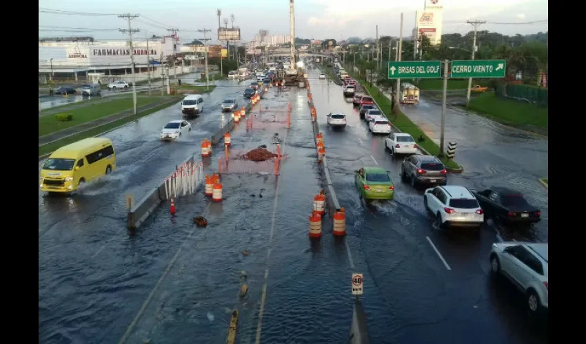 Tubería en la vía Domingo Díaz 