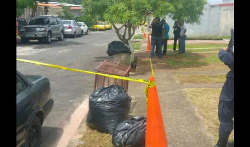 Los cadáveres de dos personas fueron hallados muertos dentro de un vehículo