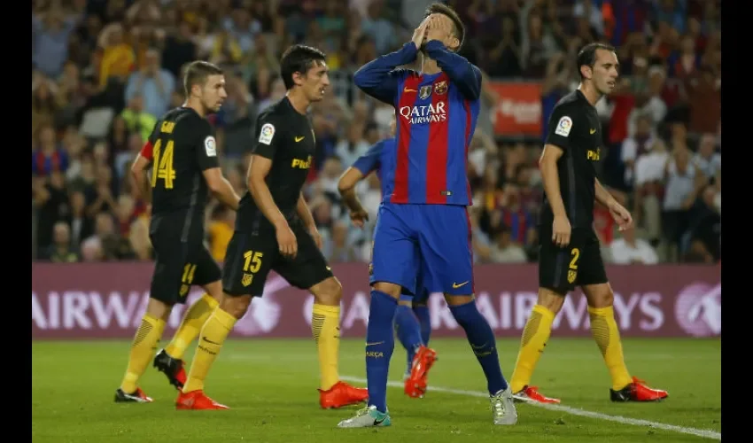 Gerard Pique se lamenta por el empate en el Camp Nou./ Foto AP