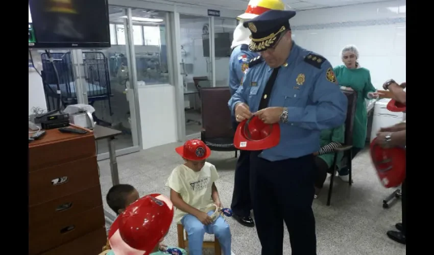 Bomberos de Panamá  visitan a niños  del Hospital del Niño