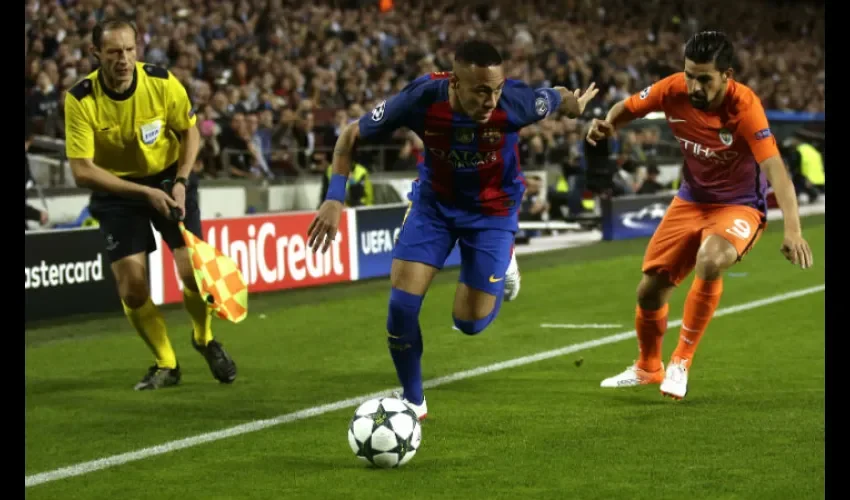 Neymar en acción con el Barcelona./ Foto AP