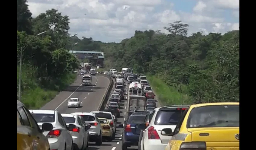 Tráfico sobre la vía puente de las Américas