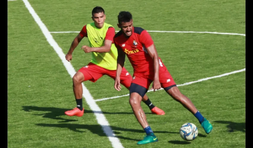 Aníbal Godoy con el balón en los entrenamientos./ Foto Anayansi Gamez
