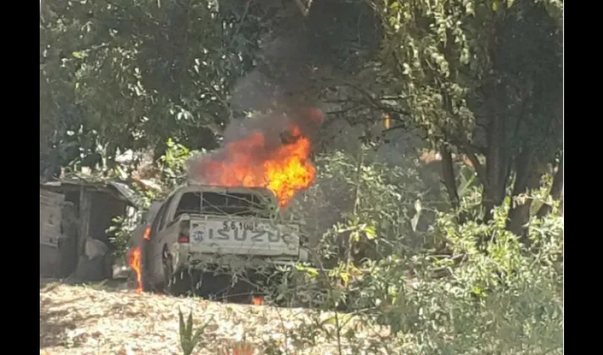 Carro incendiado en Herrera 