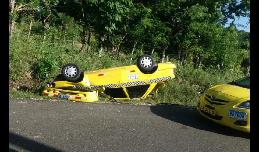 Taxi se vuelca en María Chiquita  