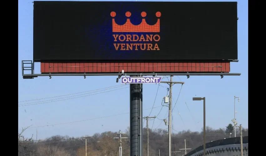 Una valla conmemorativa en una de las vías interestatal que pasa por la ciudad de Kansas City./ Foto AP