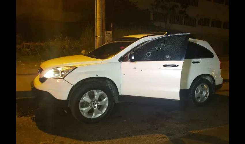 Carro baleado en  Colón