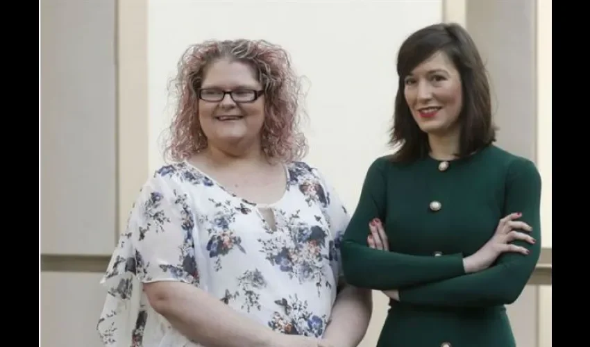 La primera "bebé probeta" mundial, Louise Brown (i), junto a la primera "bebé probeta" de España, Victòria Anna Perea (d), posan esta mañana en Barcelona durante el acto en que la 'Fundación Salud de la Mujer Dexeus'