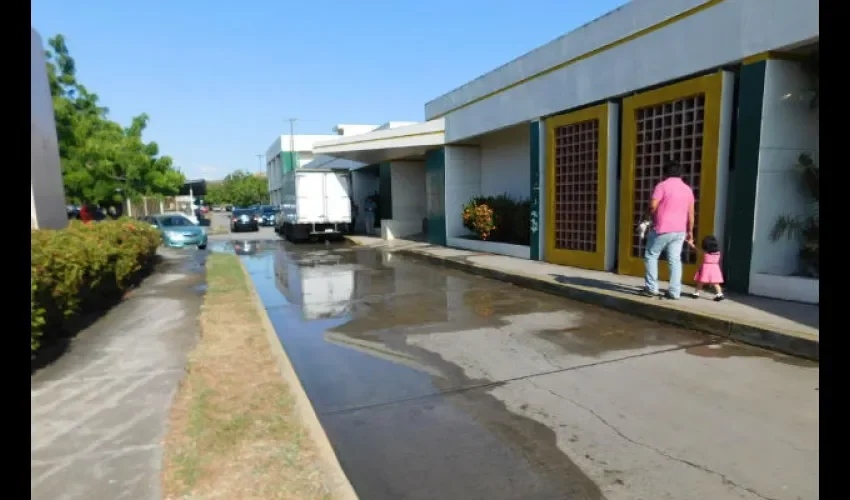 Fuga subterránea causa desperdicio de agua en el  Hospital Joaquín Pablo Franco 