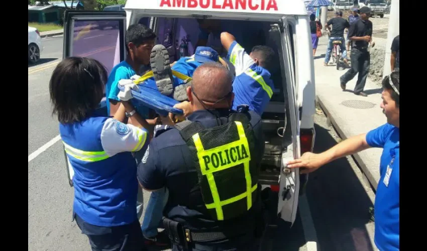 Atropello en Bocas del Toro deja a un adulto mayor herido y tres pollos muertos. 