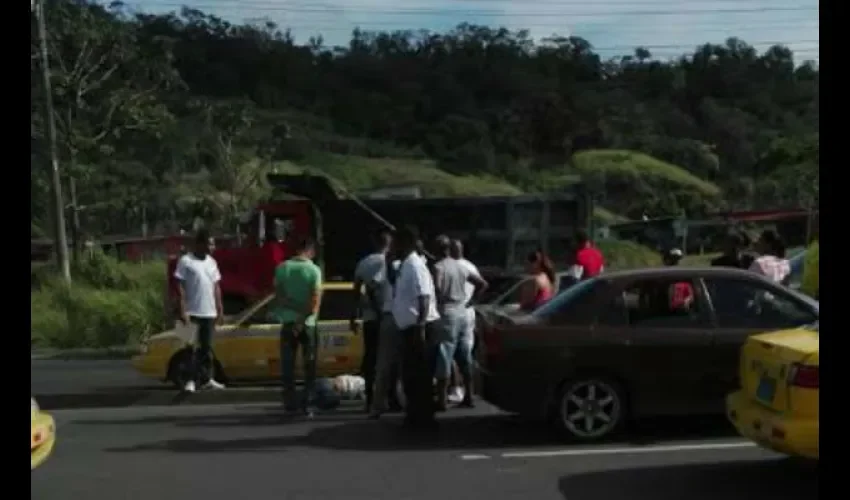 Atropello en la vereda tropical en Cativá