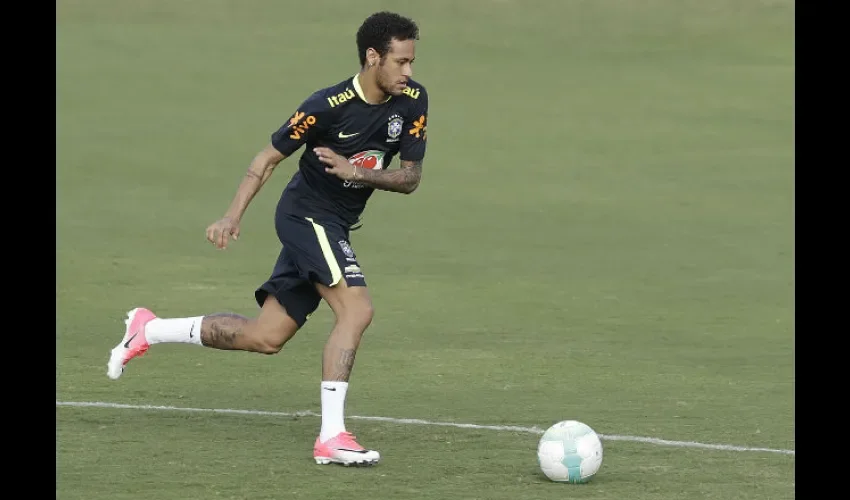 Neymar en el entrenamiento con el equipo brasileño./ Foto AP