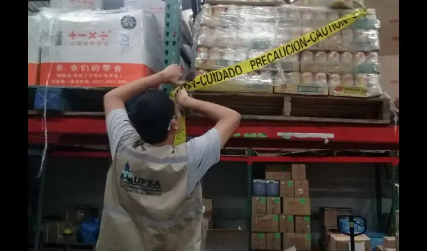 Había galletas, snacks, fideos, té frío, bebidas, semillas secas y condimentos sin registro sanitario en Costa del Este
