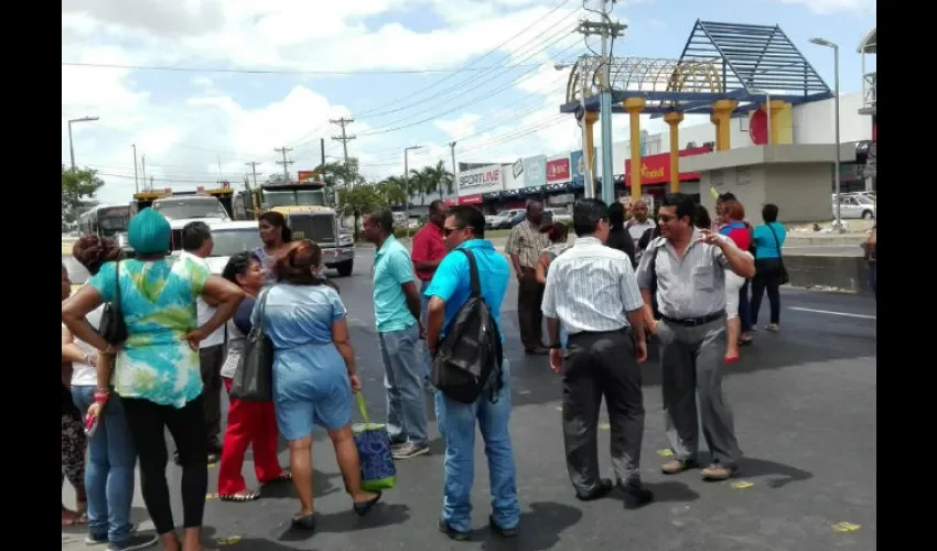 Comunidad educativa del Escuela Ernesto T. Lefevre protesta 