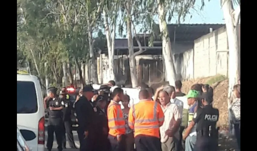 Moradores de Villa Lucre protestan por paso de carros en la barriada