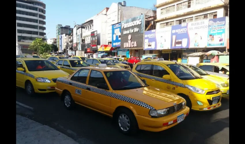 Taxistas protestan contra Uber