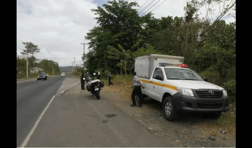 Encuentran un cadáver colgando en Panamá Norte 