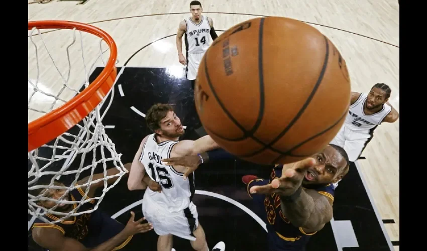  James se lesionó en las postrimerías del tercer periodo. Foto/EFE