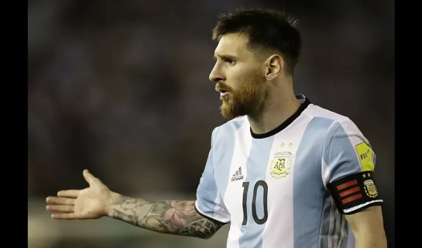 Messi no podrá jugar hoy ante Bolivia. Foto/AP