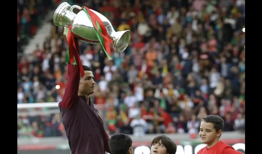 Cristiano levantó la Euro que Portugal ganó en 2017. Foto/AP