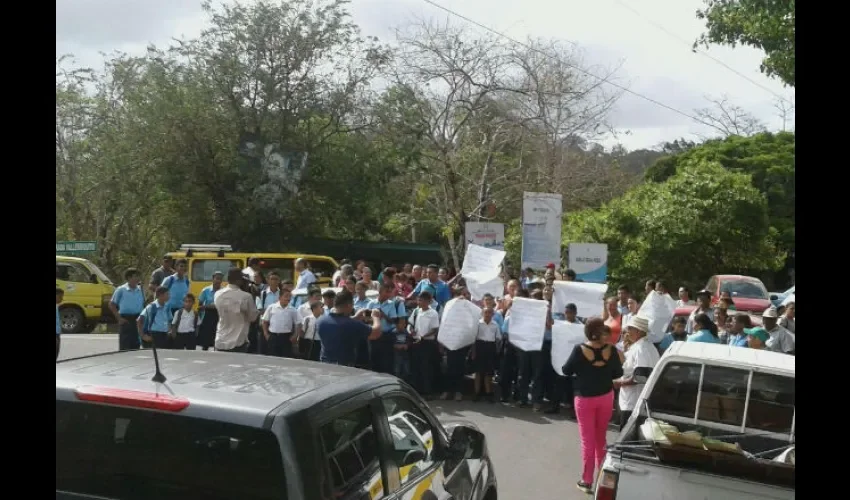 Centro Básico  Jaime Alba de Vallerriquito de Las Tablas protestó el lunes 6 de marzo de 2017