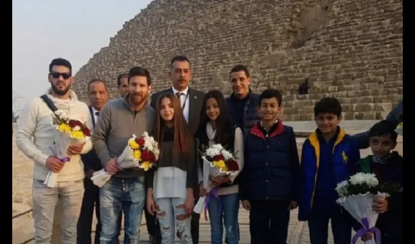 Messi durante su visita a las famosas pirámides.